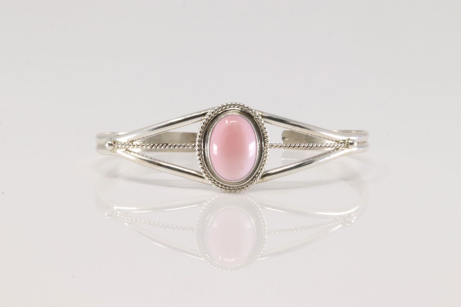 Native America Navajo Sterling Silver Pink Conch Shell Bracelet Cuff P.Skeets.: This is a Native America Navajo Sterling Silver Pink Conch Shell Bracelet Cuff P.Skeets.