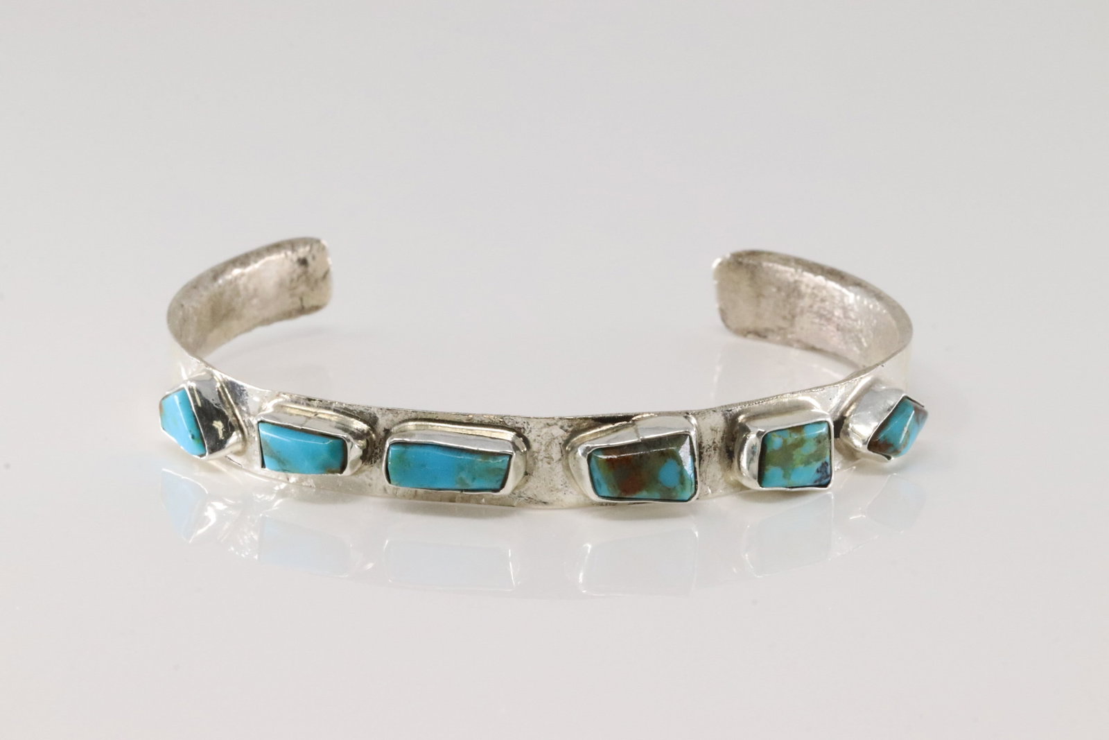 Native America Zuni Sterling Silver Kingmna Turquoise Bracelet By Jude Candelaria.: This is a Native America Zuni Sterling Silver Kingmna Turquoise Bracelet By Jude Candelaria.