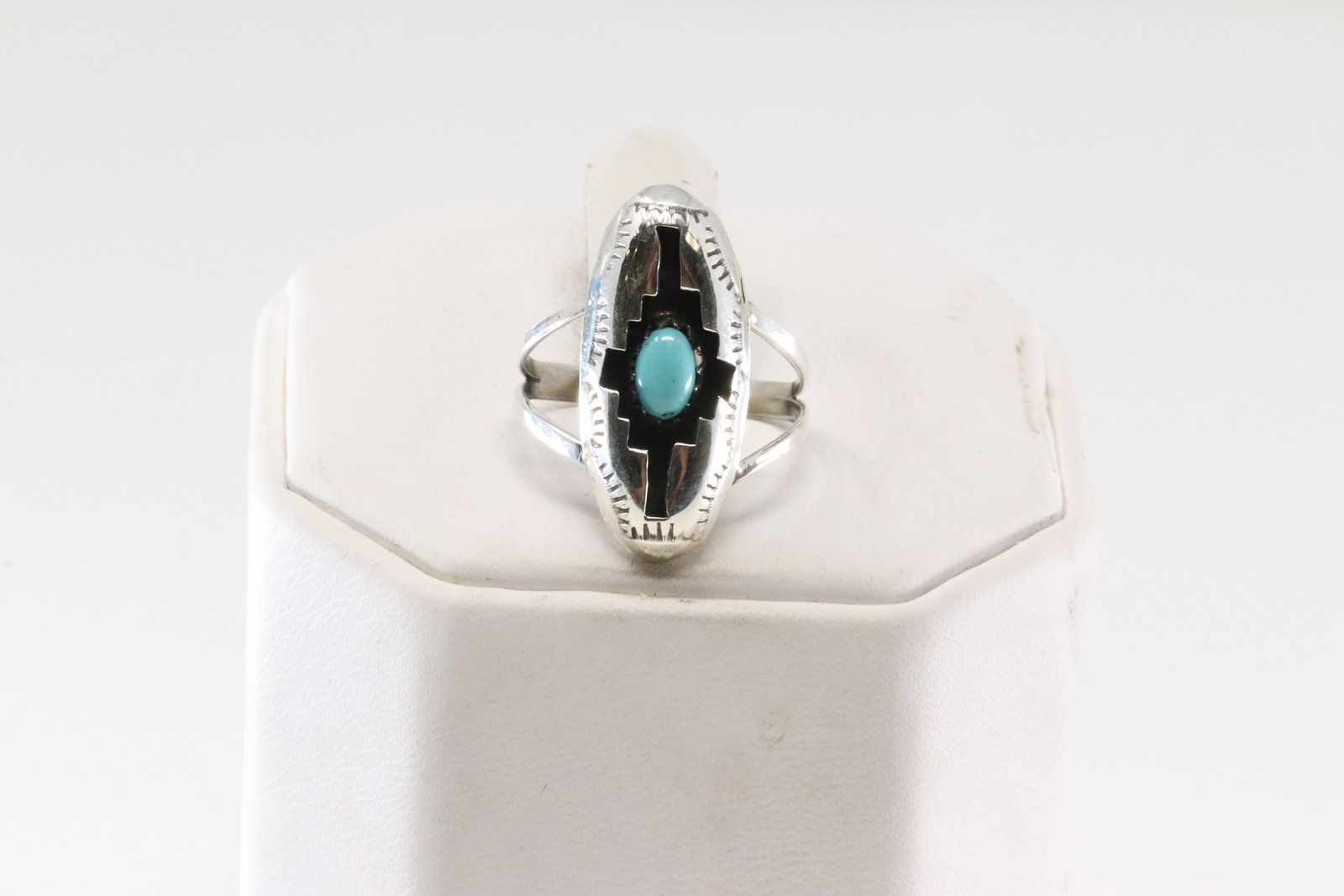 Native America Navajo Sterling Silver Kingman Turquoise Ring By Felix Perry.: This is a Native America Navajo Sterling Silver Kingman Turquoise Ring By Felix Perry. Ring Size: 7.00.