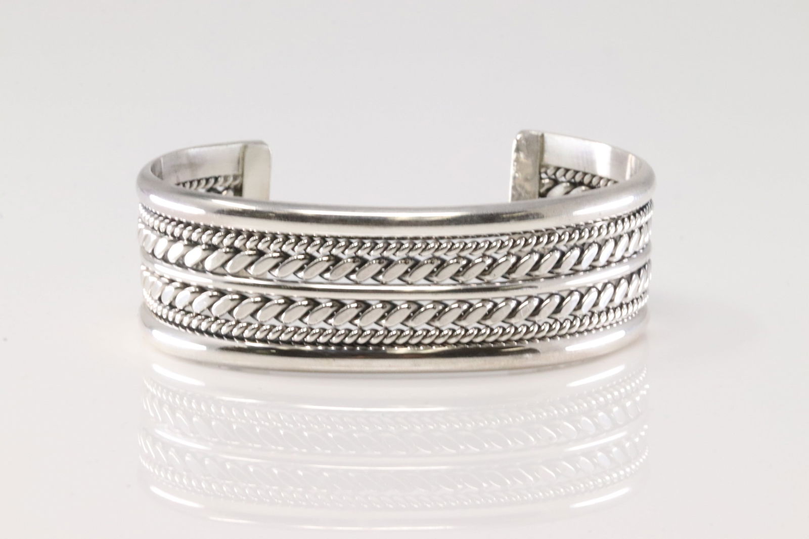 Native America Navajo Sterling Silver Solid Bracelet Cuff By Elaine Tahe. (1 of 4)