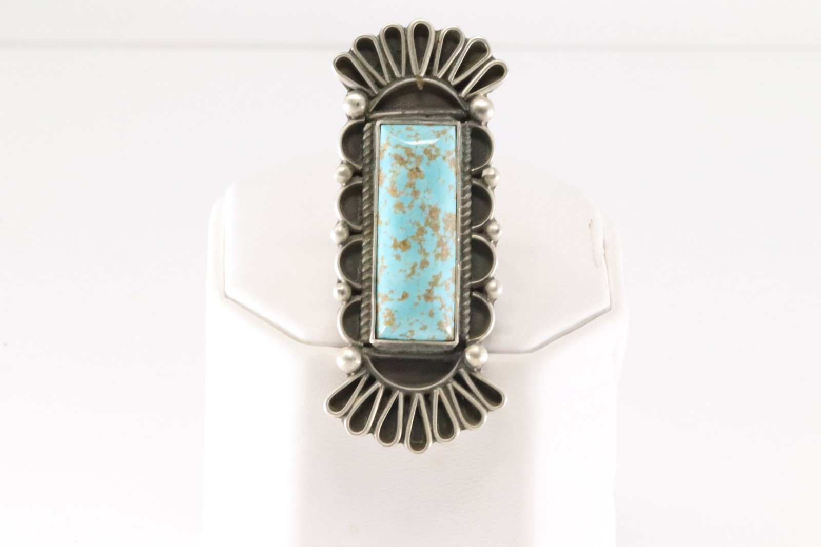 Native America Navajo Sterling Silver Kingman Turquoise Ring By Geraldine James.: This is a Native America Navajo Sterling Silver Kingman Turquoise Ring By Geraldine James. Ring size: 8.50.