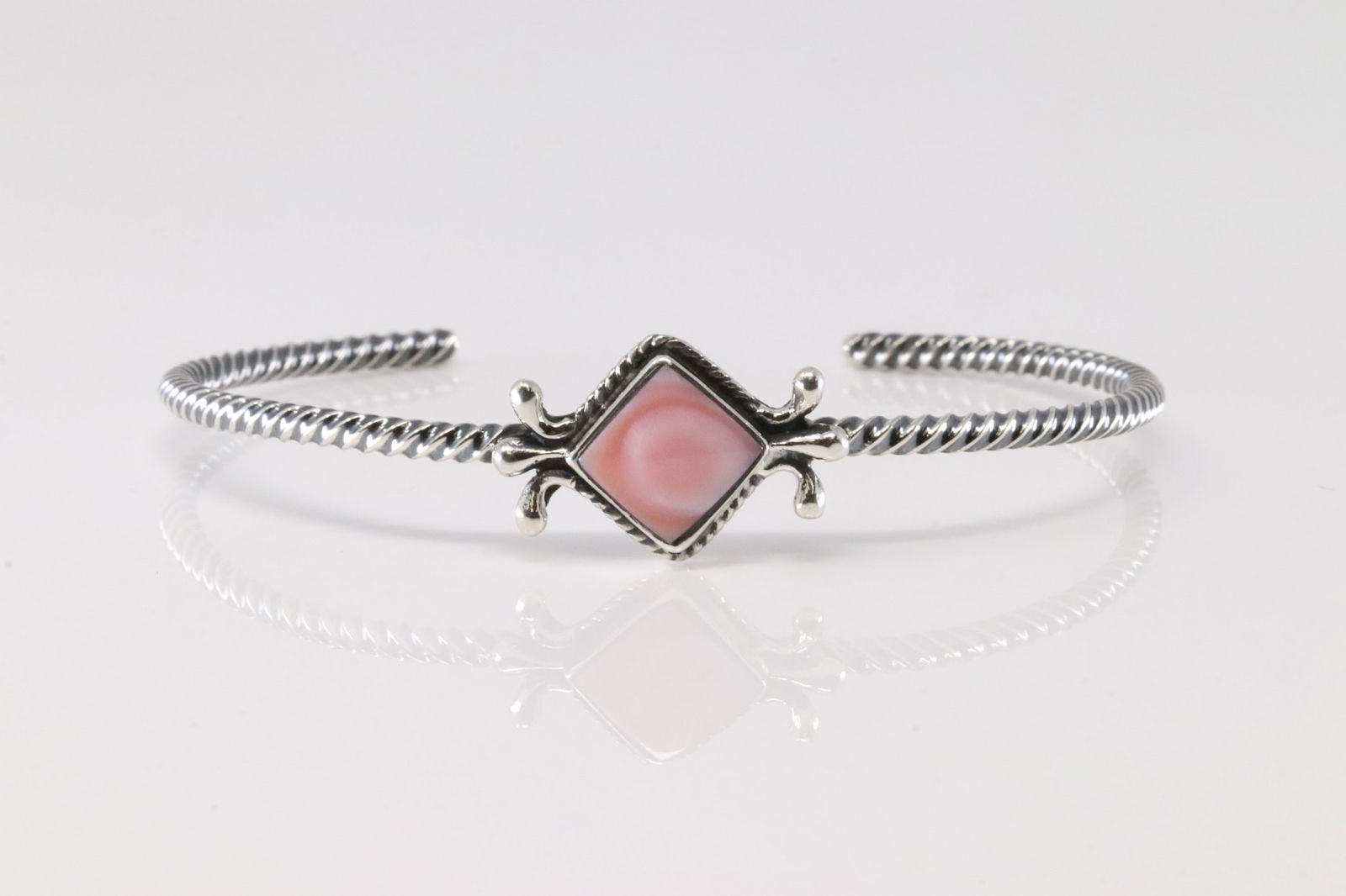 Native America Navajo Sterling Silver Pink Conch Shell Bracelet Cuff By Mike Smith.: This is a Native America Navajo Sterling Silver Pink Conch Shell Bracelet Cuff By Mike Smith.