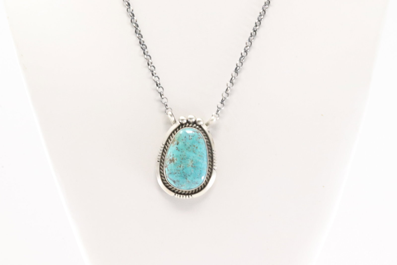 Native America Navajo Sterling Silver Kingman Turquoise Necklace By Alfred Martinez.: This is a Native America Navajo Sterling Silver Kingman Turquoise Necklace By Alfred Martinez. Necklace length: 16.00"