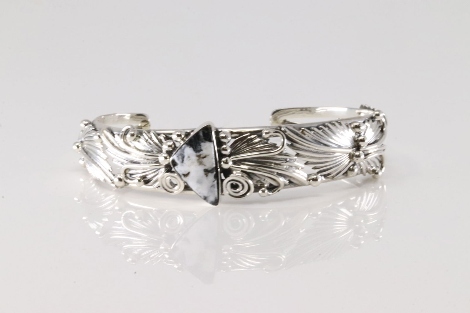 Native America Navajo Sterling Silver White Buffalo Bracelet Cuff By Emerson Delgarito.: This is a Native America Navajo Sterling Silver White Buffalo Bracelet Cuff By Emerson Delgarito.