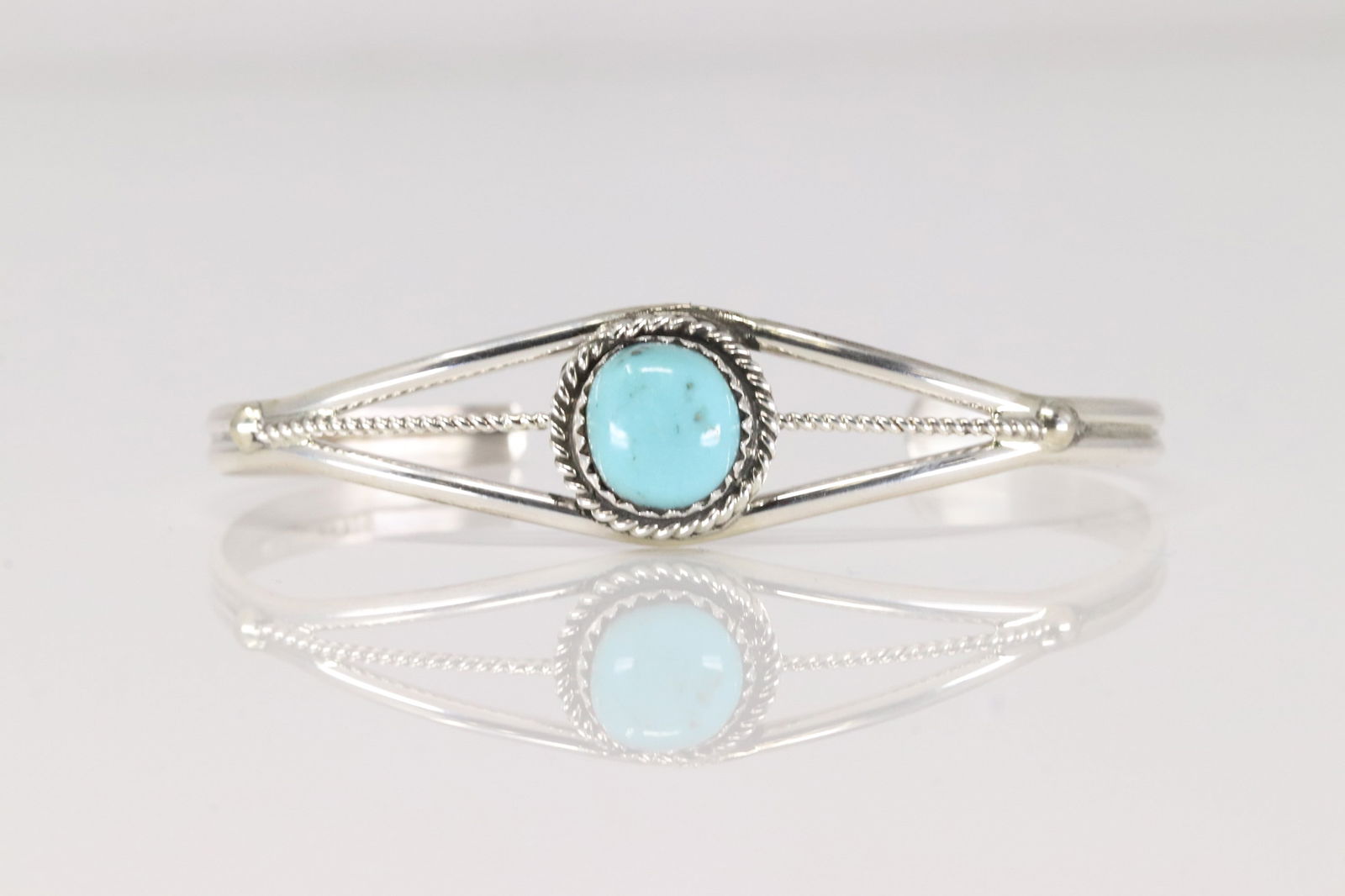 Native America Navajo Sterling Silver Turquoise Bracelet Cuff.: This is a Native America Navajo Sterling Silver Turquoise Bracelet Cuff.
