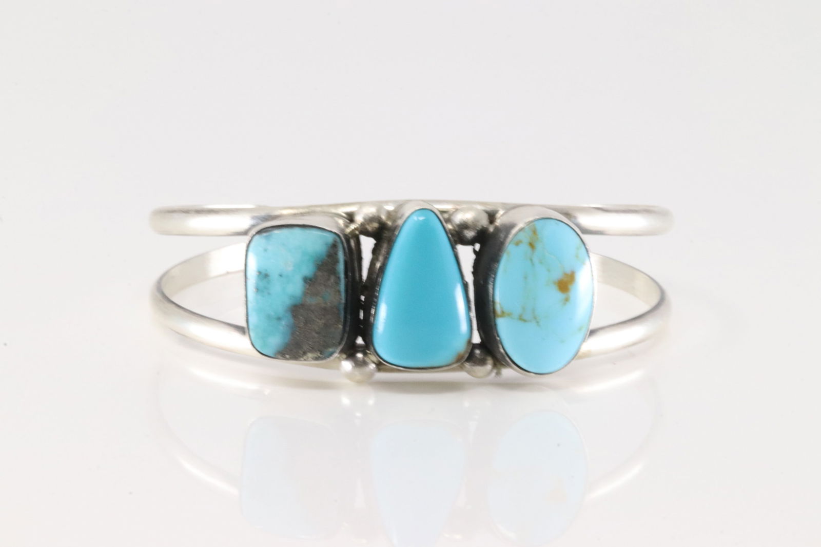 Native America Navajo Sterling Silver Kingman Turquoise Bracelet Cuff By Augustine Largo.: This is a Native America Navajo Sterling Silver Kingman Turquoise Bracelet Cuff By Augustine Largo.