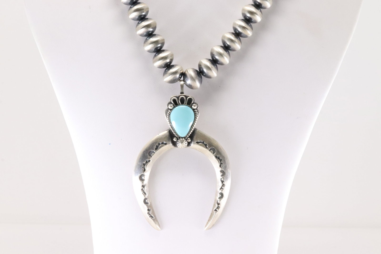 Native America Navajo Sterling Silver Turquoise Naja Necklace By Jan Mariano / Dorinda Mariano.: This is a Native America Navajo Sterling Silver Turquoise Naja Necklace By Jan Mariano / Dorinda Mariano. Necklace length: 26.00" Total weight: 111.70 Grams.