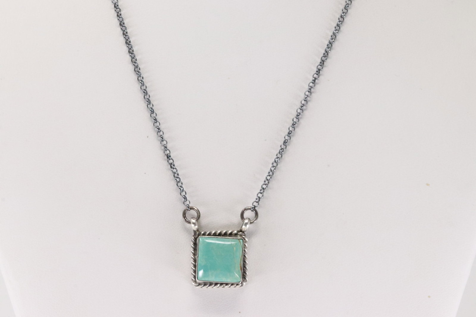 Native America Navajo Sterling Silver Kingman Turquoise Necklace By Judith Dixon.: This is a Native America Navajo Sterling Silver Kingman Turquoise Necklace By Judith Dixon. Necklace length: 18.00"