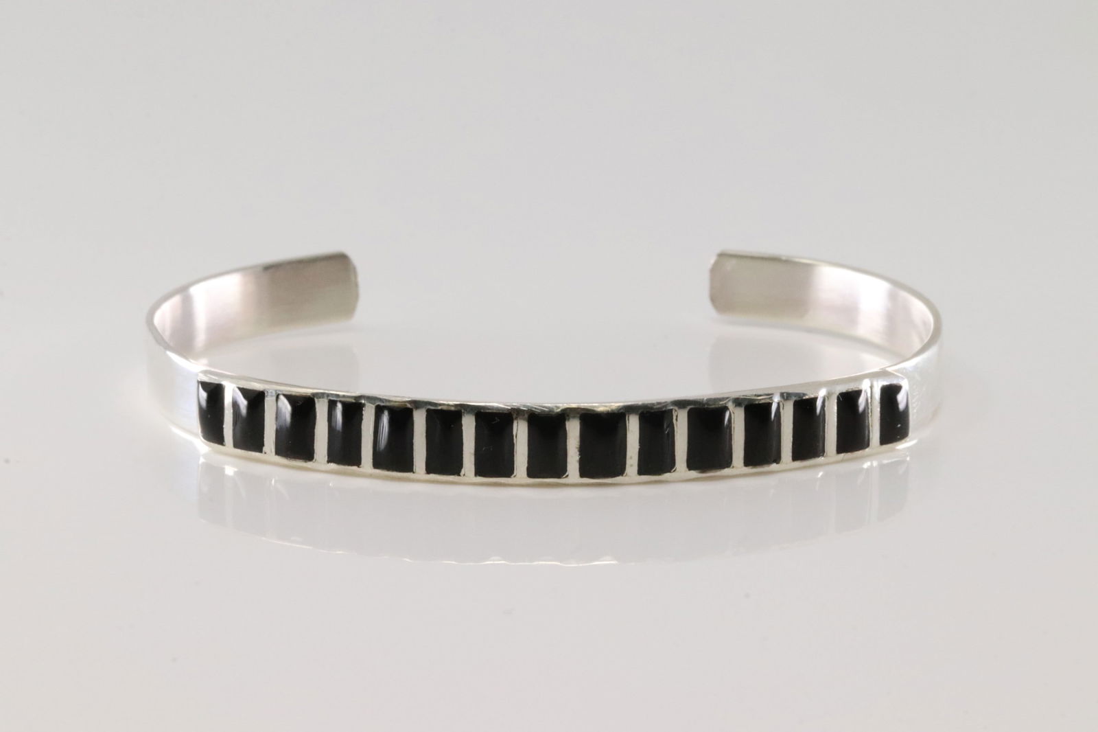 Native America Navajo Sterling Silver Black Onyx Bracelet Cuff.: This is a Native America Navajo Sterling Silver Black Onyx Bracelet Cuff.