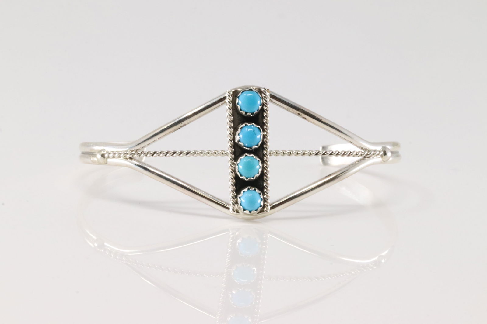 Native America Navajo Sterling Silver Turquoise Bracelet Cuff.: This is a Native America Navajo Sterling Silver Turquoise Bracelet Cuff.