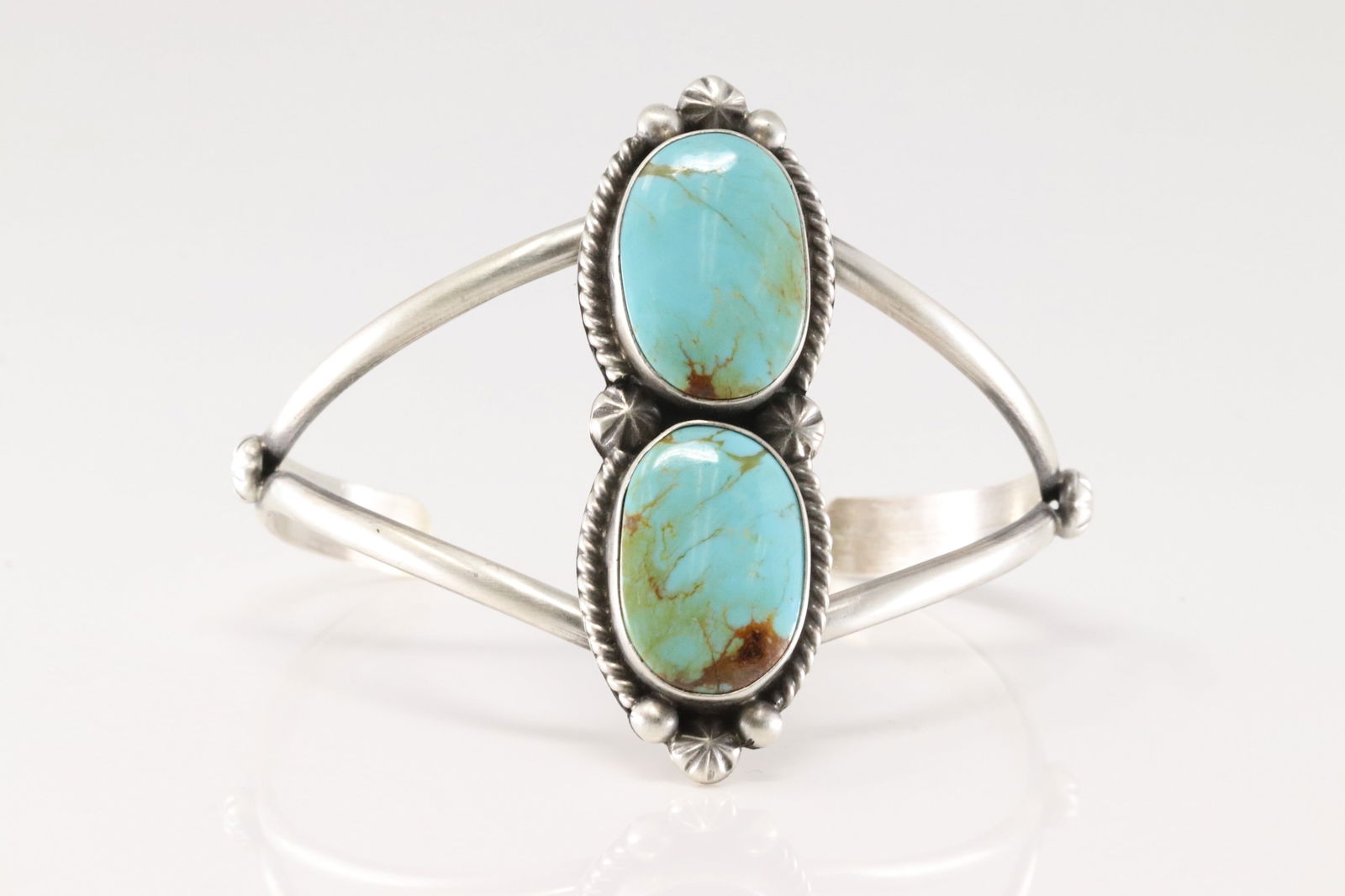 Native America Navajo Sterling Silver Kingman Turquoise Bracelet Cuff By Alfred Martinez.: This is a Native America Navajo Sterling Silver Kingman Turquoise Bracelet Cuff By Alfred Martinez.