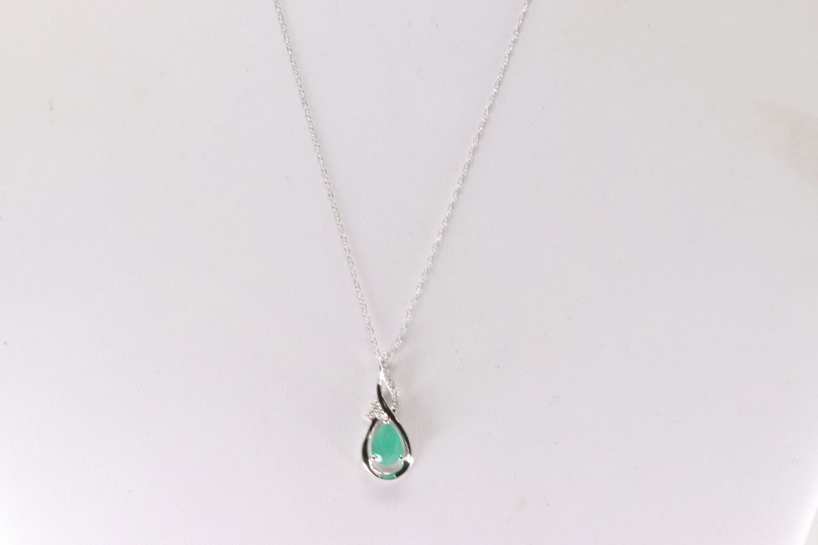 Emerald & Diamond Pendant / Necklace 10Kt. (1 of 3)