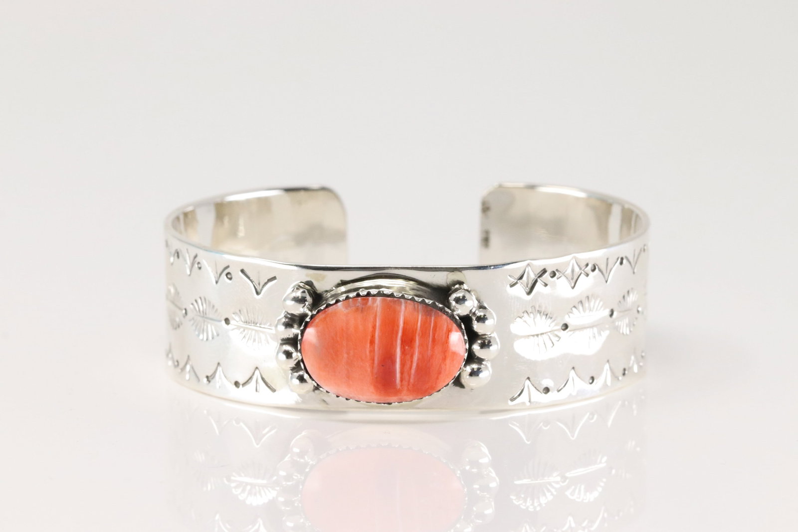 Native American Navajo Sterling Silver Spiny Oyster Bracelet Cuff By Daniel Dakai.: This si a Native American Navajo Sterling Silver Spiny Oyster Bracelet Cuff By Daniel Dakai.