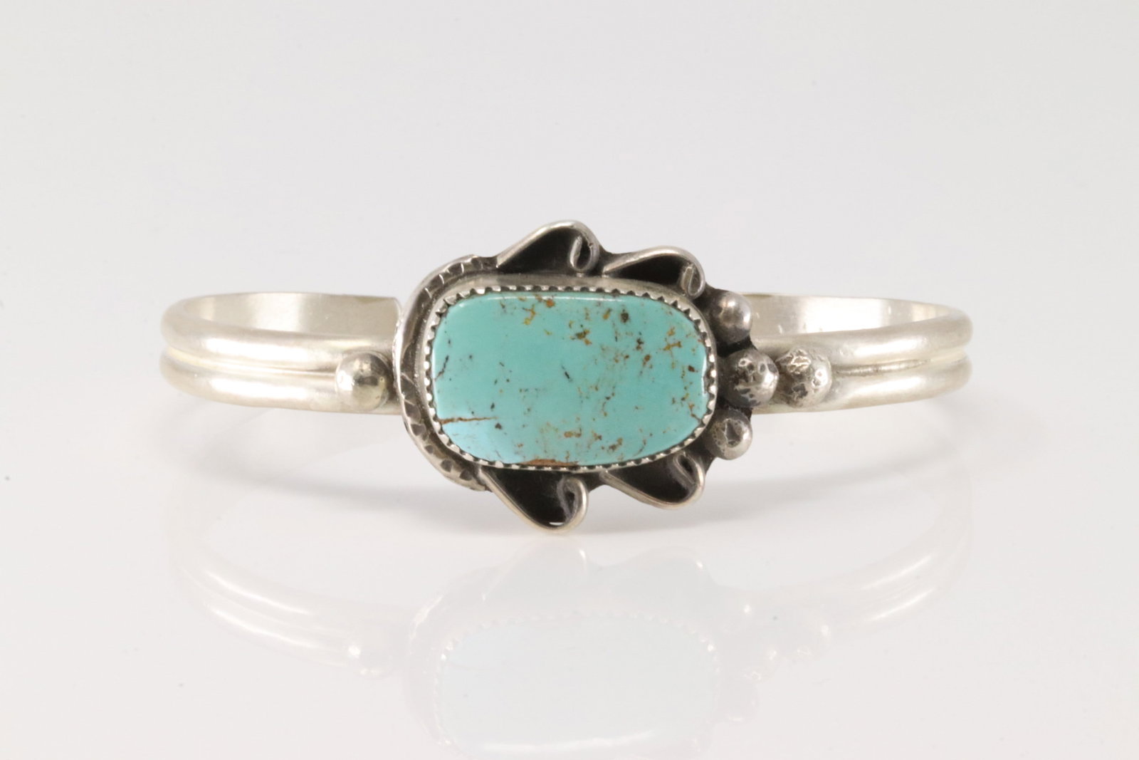 Native America Navajo Sterling Silver Kingman Turquoise Bracelet Cuff By Judith Dixon.: This is a Native America Navajo Sterling Silver Kingman Turquoise Bracelet Cuff By Judith Dixon.