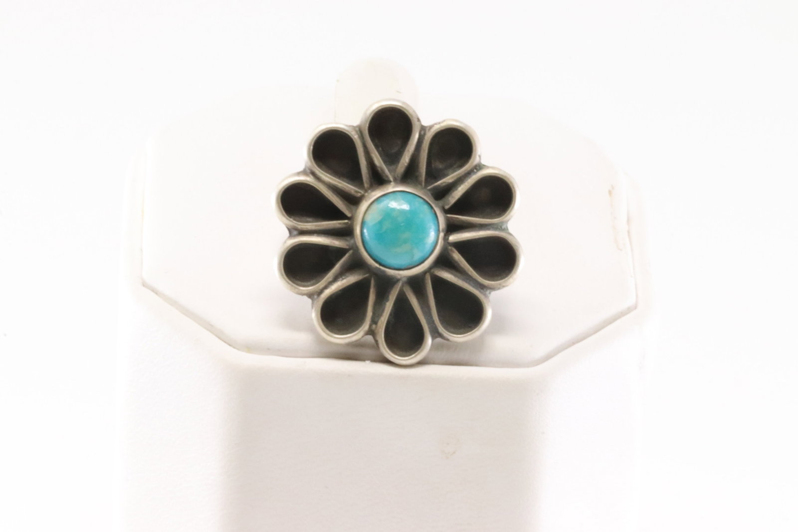 Native America Navajo Sterling Silver Flower Turquoise Ring By Geraldine James.: This is a Native America Navajo Sterling Silver Flower Turquoise Ring By Geraldine James. Ring size: 7.75.