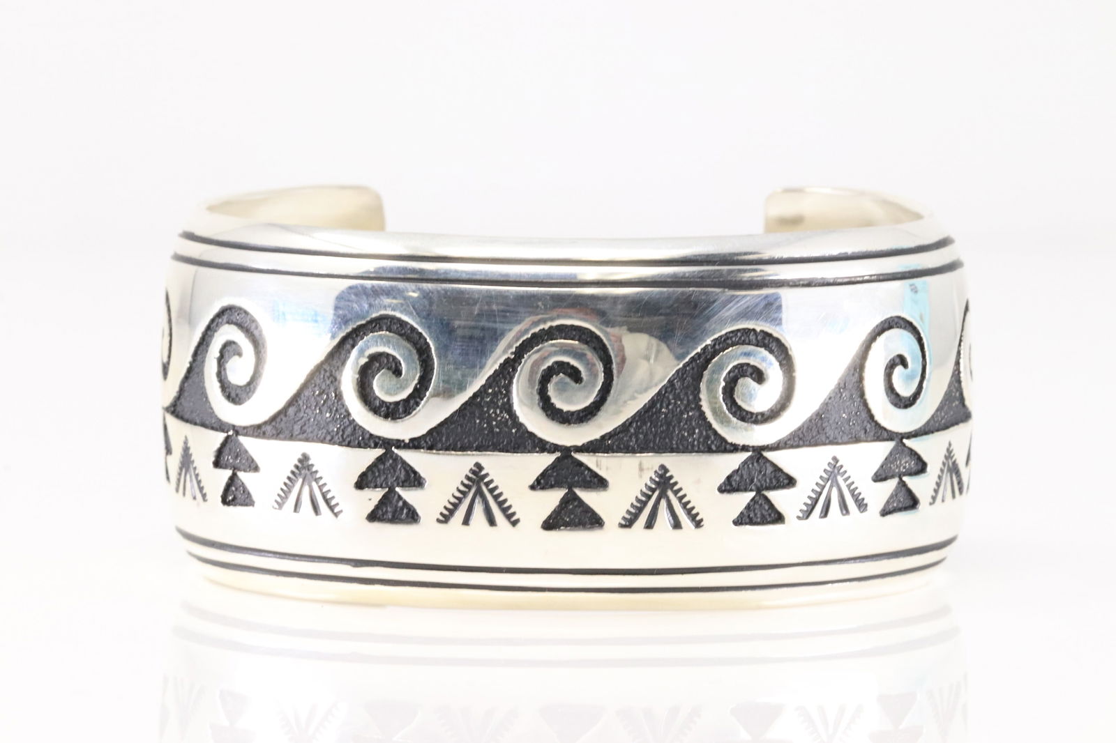 Native America Navajo Sterling Silver Stamped Deisgn Bracelet Cuff By T&R Singer.: This is a Native America Navajo Sterling Silver Stamped Deisgn Bracelet Cuff By T&R Singer.
