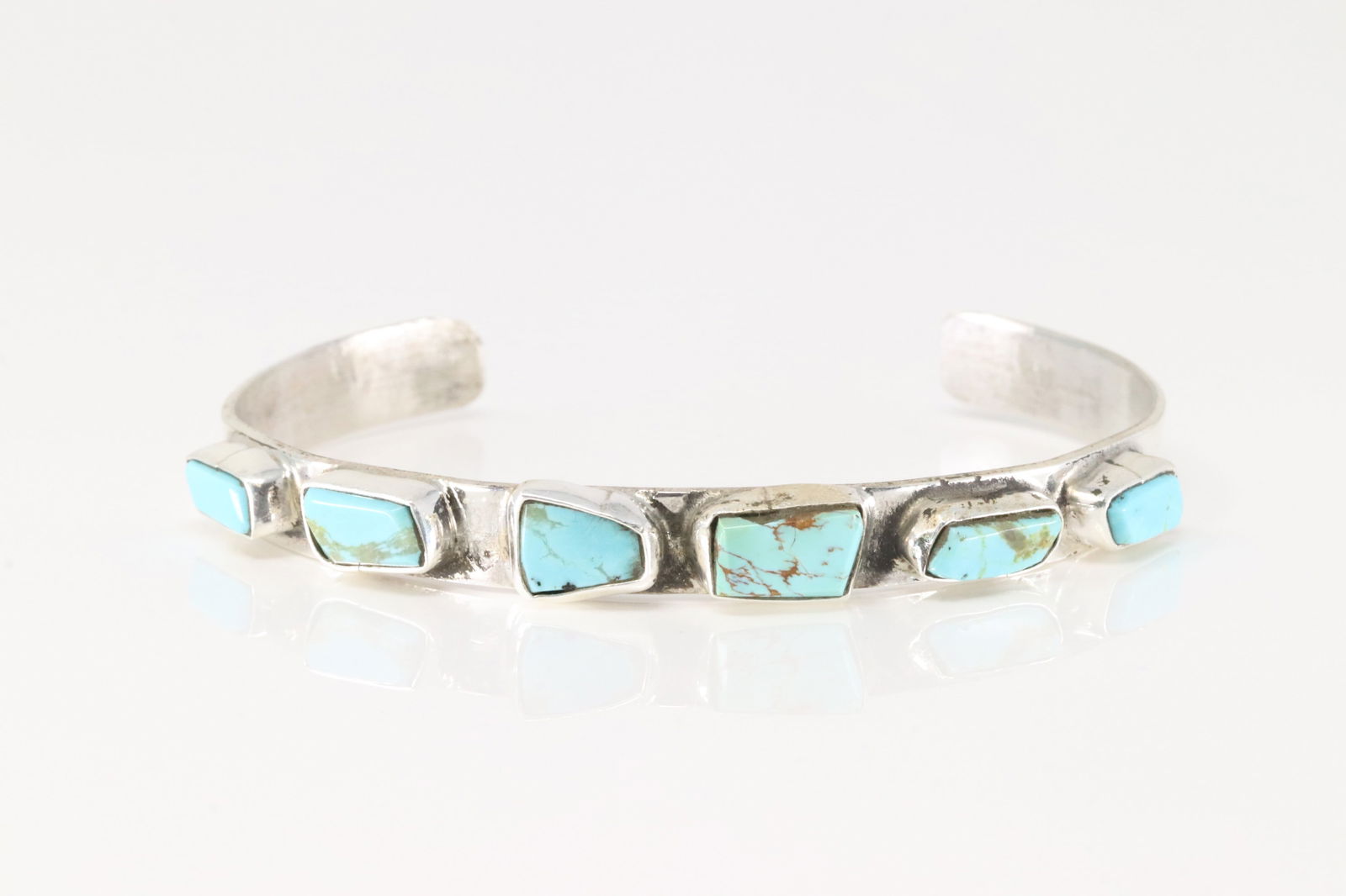Native America Zuni Sterling Silver Kingman Turquoise Bracelet Cuff By Jude Candelaria.: This is a Native America Zuni Sterling Silver Kingman Turquoise Bracelet Cuff By Jude Candelaria.