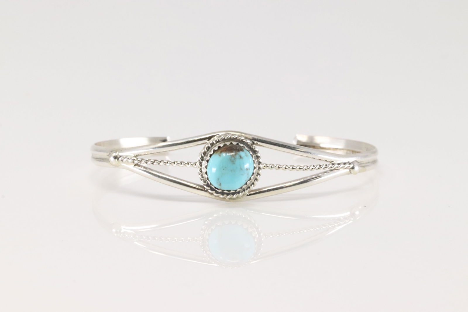 Native America Navajo Sterling Silver Turquoise Bracelet Cuff.: This is a Native America Navajo Sterling Silver Turquoise Bracelet Cuff.