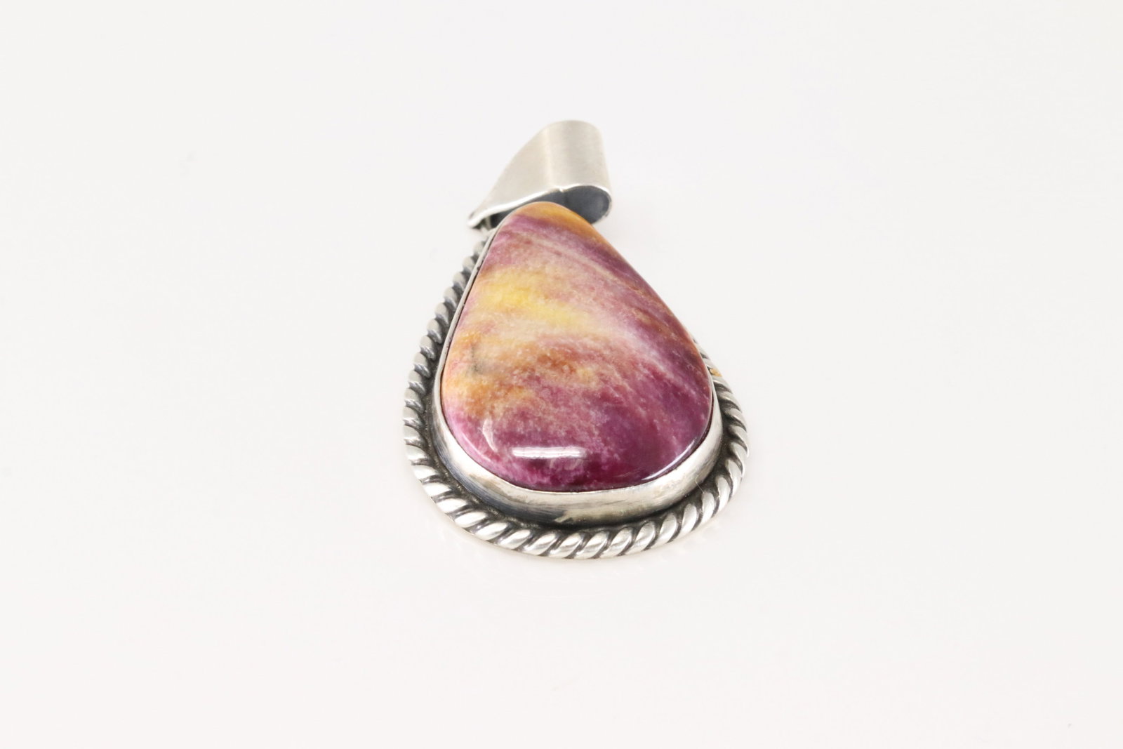 Native America Navajo Sterling Silver Purple Spiny Oyster Pendent By Judith Dixon.: This is a Native America Navajo Sterling Silver Purple Spiny Oyster Pendent By Judith Dixon.