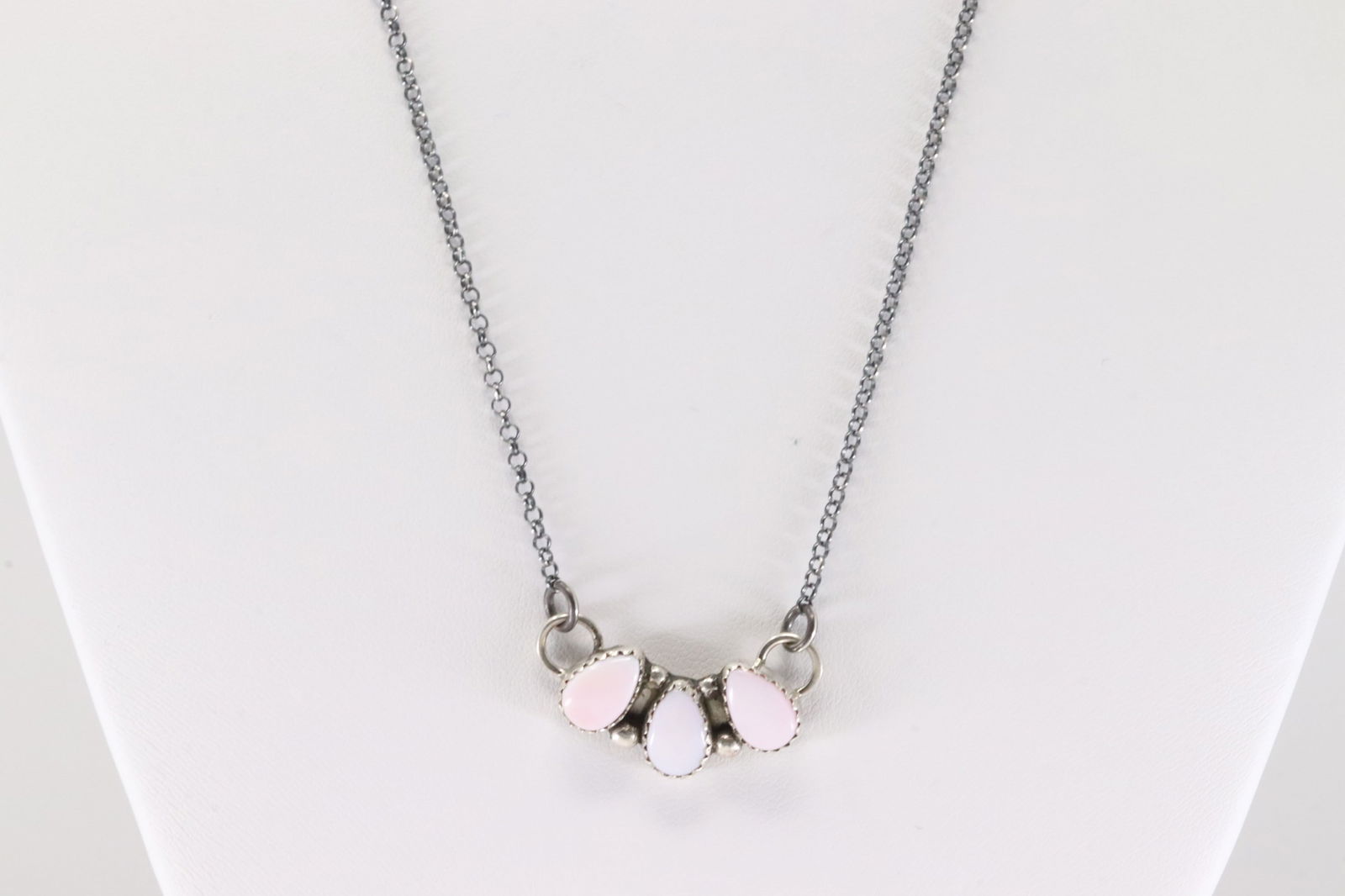 Native America Navajo Sterling Silver Pink Conch Shell Necklace By Maxine Ramirez.: This is a Native America Navajo Sterling Silver Pink Conch Shell Necklace By Maxine Ramirez. Necklace length: 18.00"