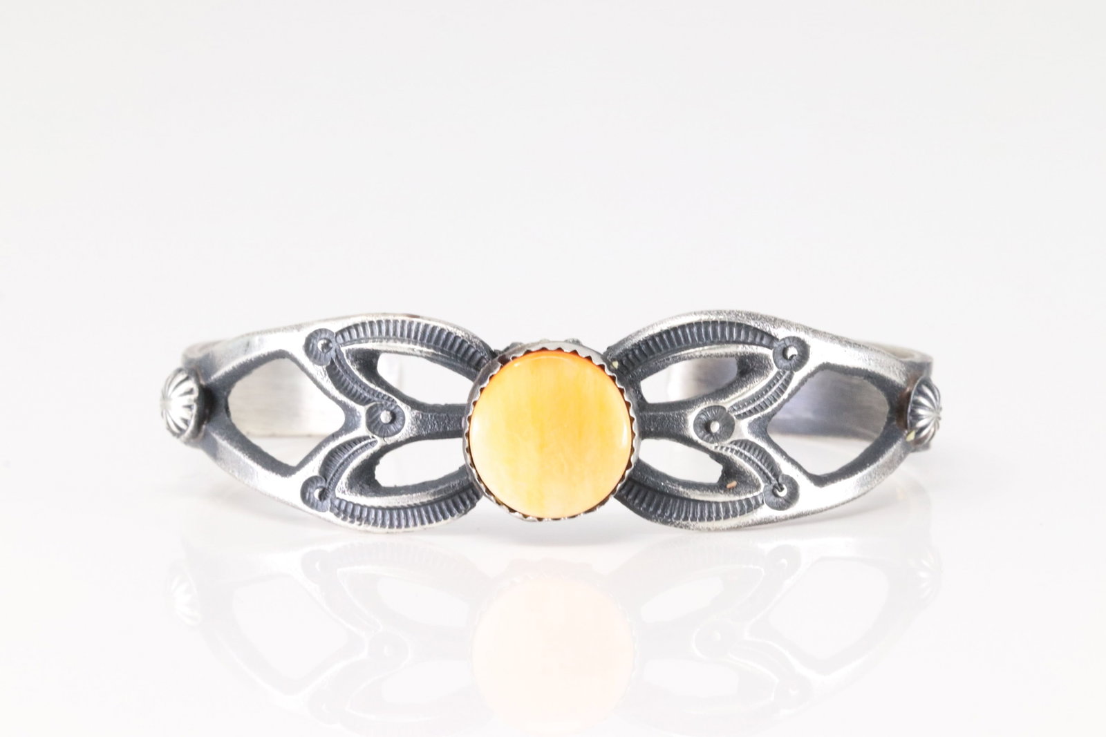 Native America Navajo Sterling Silver Spiny Osyter Bracelet Cuff By Eva & Linberg Billah.: This is a Native America Navajo Sterling Silver Spiny Osyter Bracelet Cuff By Eva & Linberg Billah.