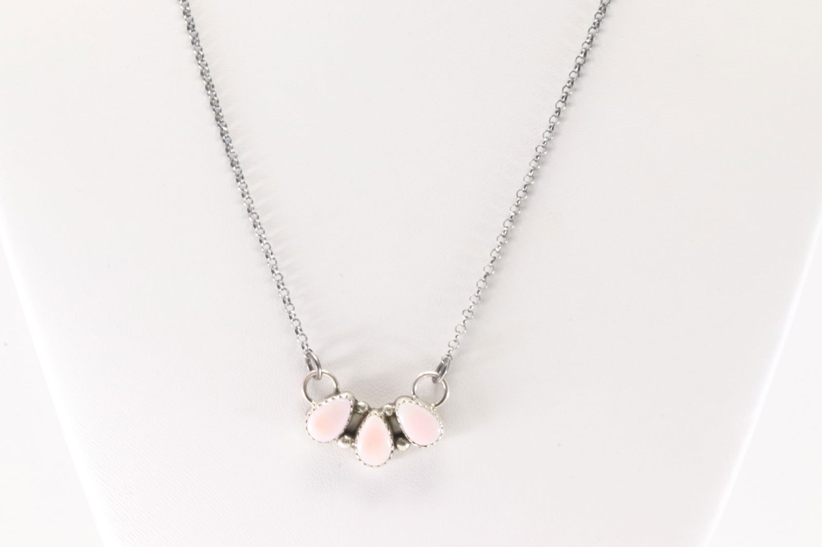 Native American Navajo Sterling Silver Pink Conch Shell Necklace By Maxine Ramirez.: This is a Native American Navajo Sterling Silver Pink Conch Shell Necklace By Maxine Ramirez. Necklace length: 18.00"