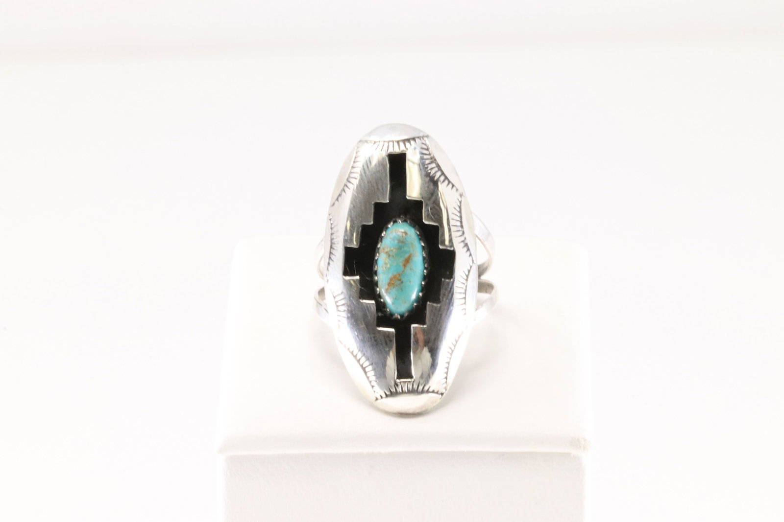 Native American Navajo Sterling Silver Turquoise Ring By Felix Perry.: This is a Native American Navajo Sterling Silver Turquoise Ring By Felix Perry. Ring size: 7.75.