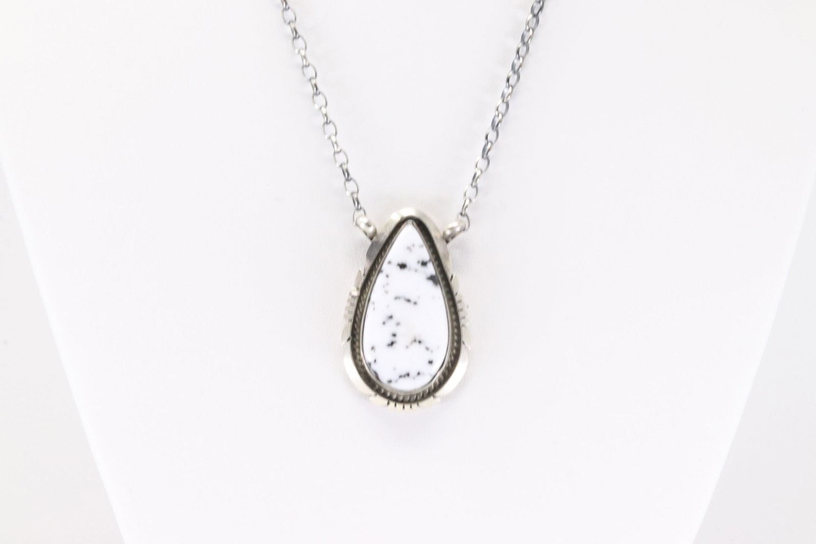 Native America Navajo Sterling Silver White Buffalo Necklace By Alfred Martinez.: This is a Native America Navajo Sterling Silver White Buffalo Necklace By Alfred Martinez. Necklace length: 16.00"