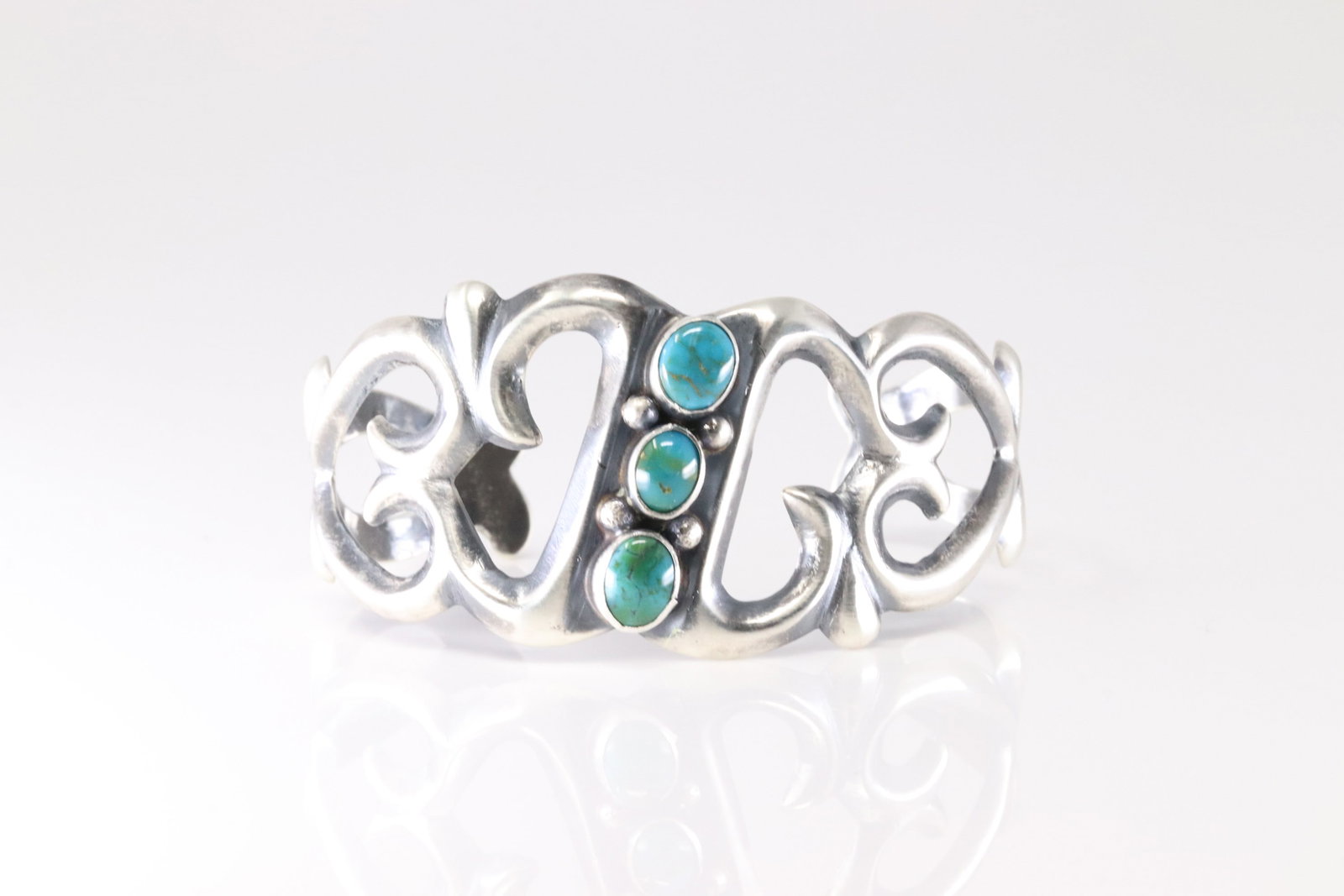 Native America Navajo Sterling Silver Kingman Turquoise Bracelet Cuff By Rena Begay.: This is a Native America Navajo Sterling Silver Kingman Turquoise Bracelet Cuff By Rena Begay.