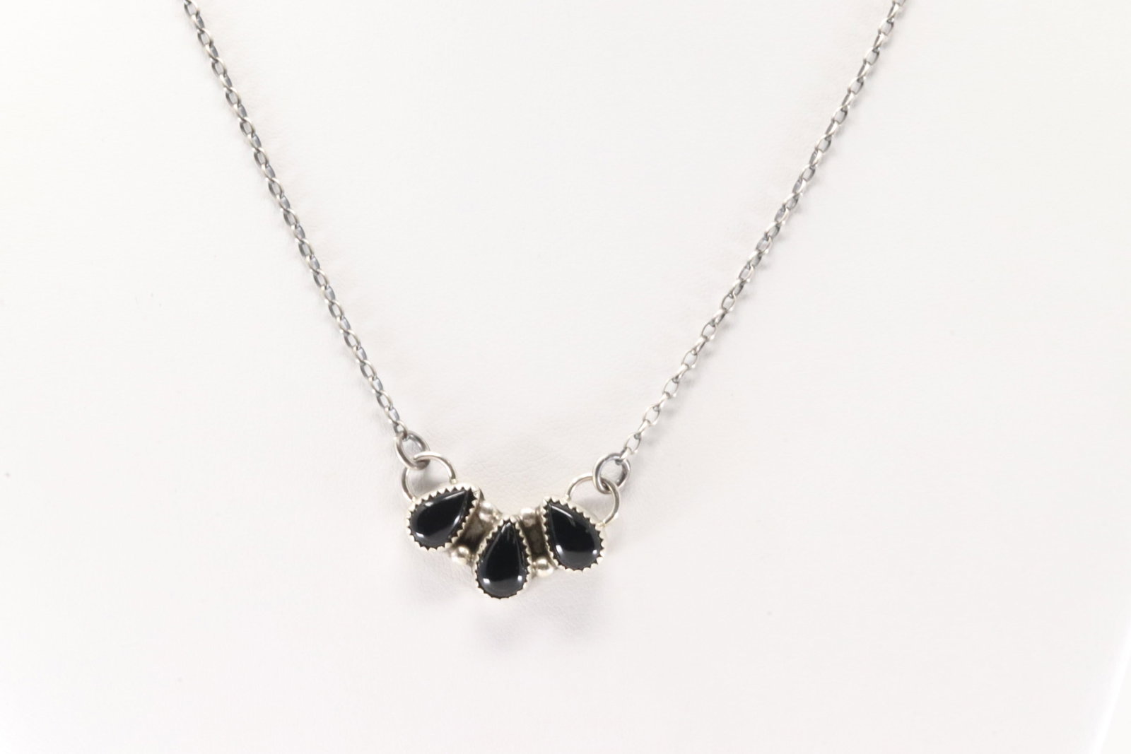 Native America Navajo Sterling Silver Black Onyx Necklace By Maxine Ramirez.: This is a Native America Navajo Sterling Silver Black Onyx Necklace By Maxine Ramirez. Necklace length: 16.00"