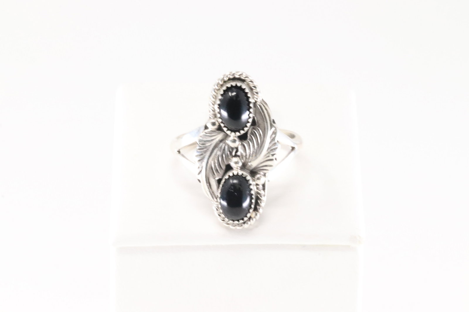Native America Navajo Sterling Silver Black Onyx Ring By Jerryson Henio.: This is a Native America Navajo Sterling Silver Black Onyx Ring By Jerryson Henio. Ring size: 8.00.