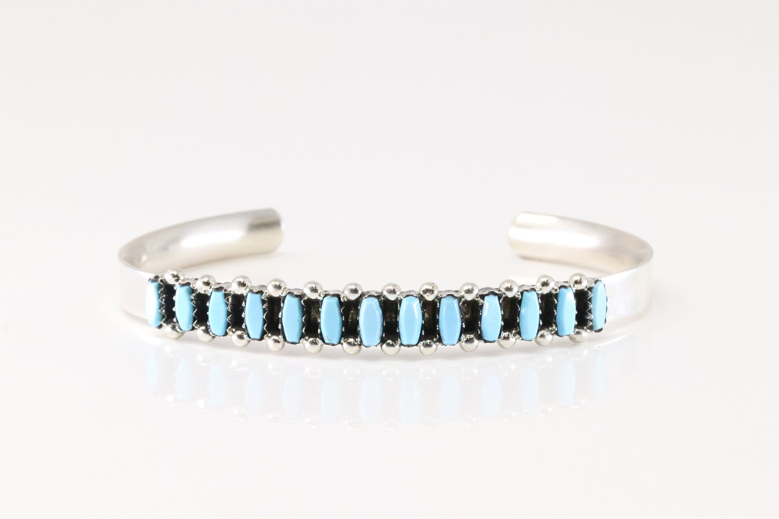 Native America Zuni Sterling Silver Kingman Turquoise Bracelet Cuff By Veronica Martza.: This is a Native America Zuni Sterling Silver Kingman Turquoise Bracelet Cuff By Veronica Martza.