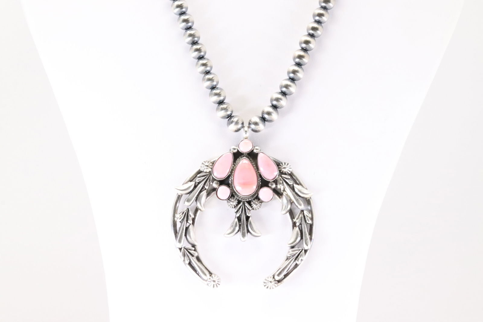 Native America Navajo Sterling Silver Pink Conch Shell Naja Necklace By Bobby Platero.: This is a Native America Navajo Sterling Silver Pink Conch Shell Naja Necklace By Bobby Platero. Necklace length: 20.00"