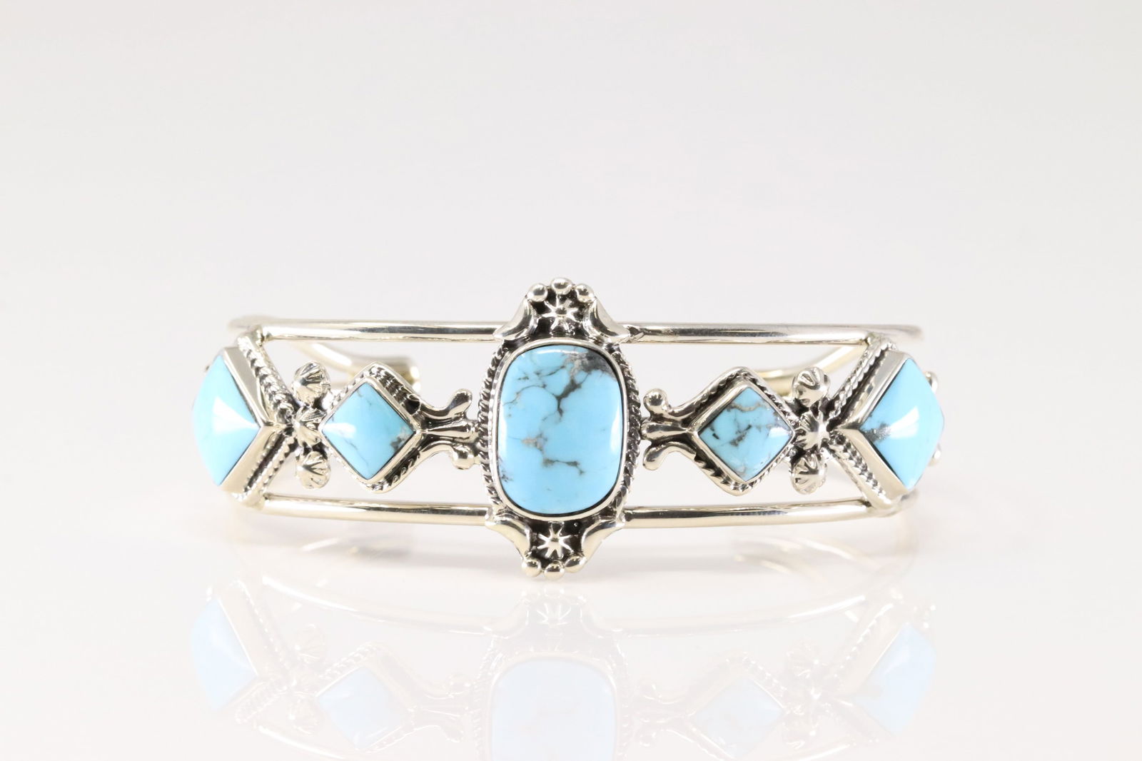 Native America Navajo Sterling Silver Turquoise Bracelet Cuff By Mike Smith.: This is a Native America Navajo Sterling Silver Turquoise Bracelet Cuff By Mike Smith.