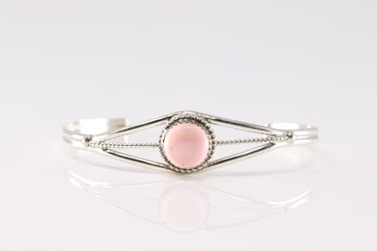 Native America Navajo Sterling Silver Pink Conch Shell Bracelet Cuff.