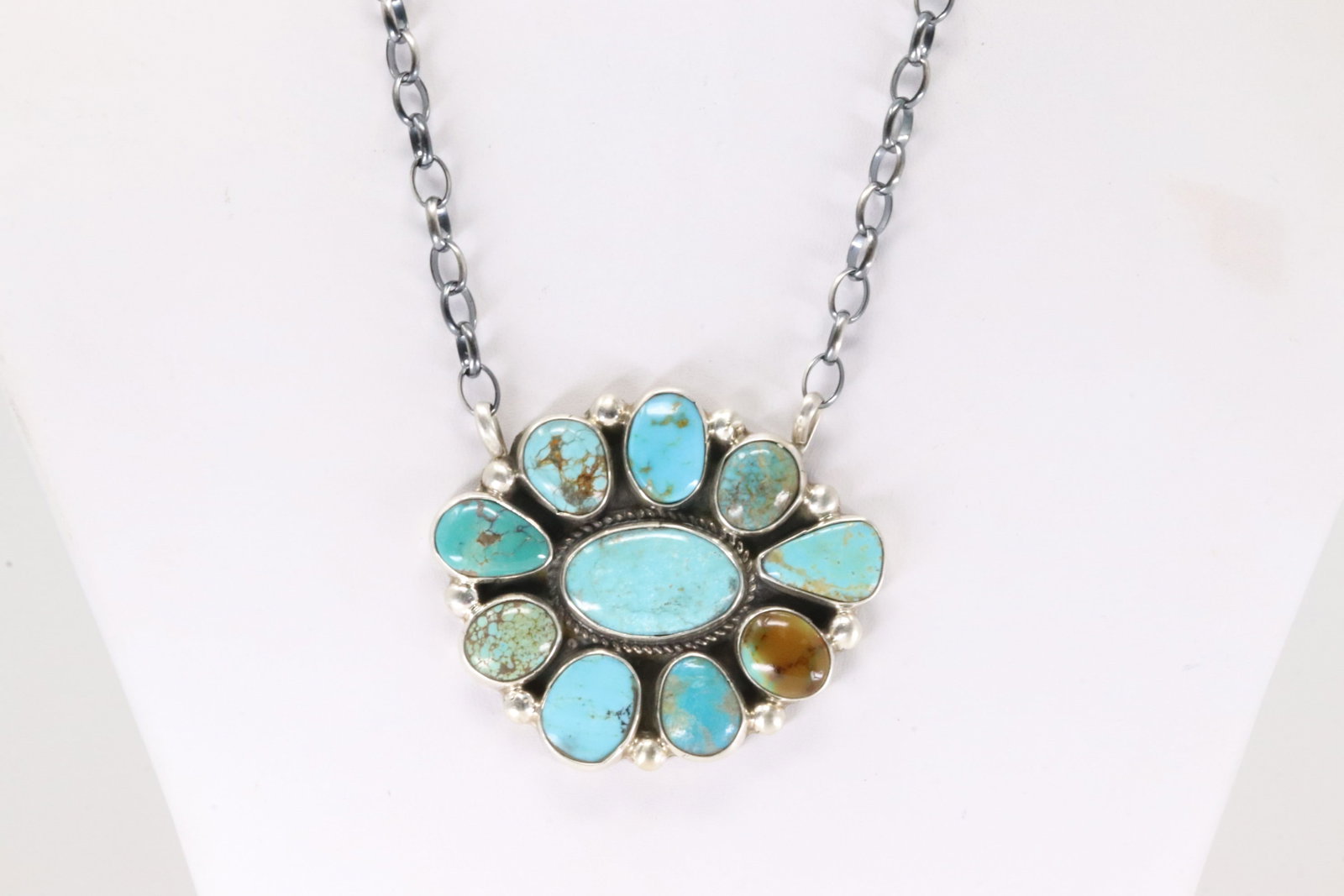 Native America Navajo Sterling Silver Kingman Turquoise Necklace By Geraldine James.: This is a Native America Navajo Sterling Silver Kingman Turquoise Necklace By Geraldine James. Necklace length: 16.00"