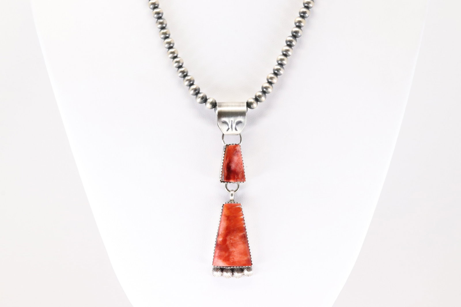 Native America Navajo Sterling Silver Spiny Oyster Necklace By Selina Warner.: This is a Native America Navajo Sterling Silver Spiny Oyster Necklace By Selina Warner. Necklace length: 16.00"