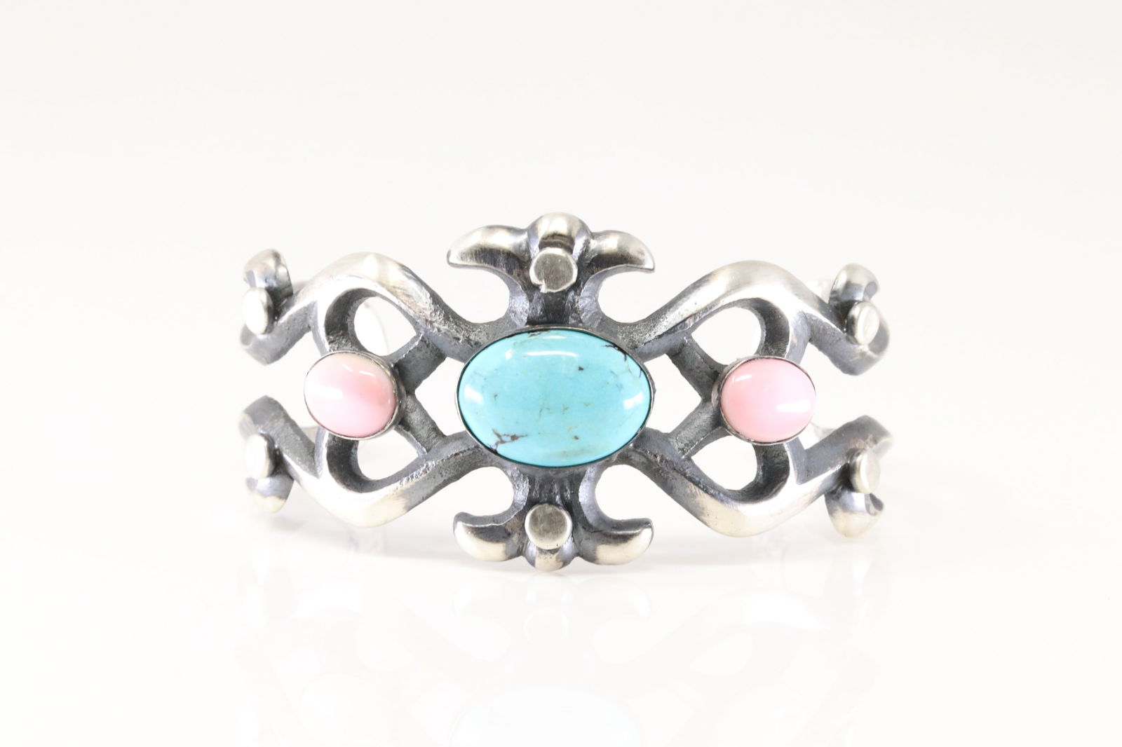 Native America Navajo Sterling Silver Oink Conch Shell & Kingman Turquoise Bracelet Cuff By Chimney: This is a Native America Navajo Sterling Silver Oink Conch Shell & Kingman Turquoise Bracelet Cuff By Chimney Butte.