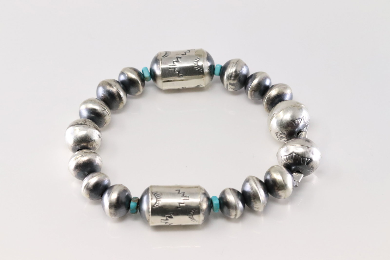 Native America Navajo Sterling Silver Stretch Pearl Beaded / Turquoise By Tylena Nez.: This is a Native America Navajo Sterling Silver Stretch Pearl Beaded / Turquoise By Tylena Nez.