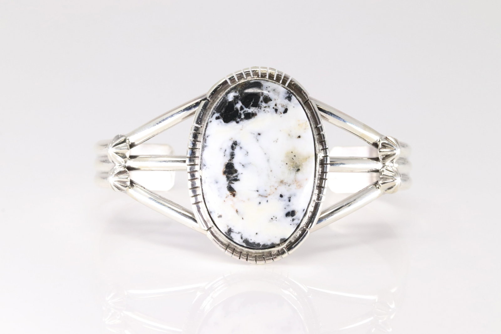 Native America Navajo Sterling Silver White Buffalo Bracelet Cuff By Samson Edsitty.: This is a Native America Navajo Sterling Silver White Buffalo Bracelet Cuff By Samson Edsitty.