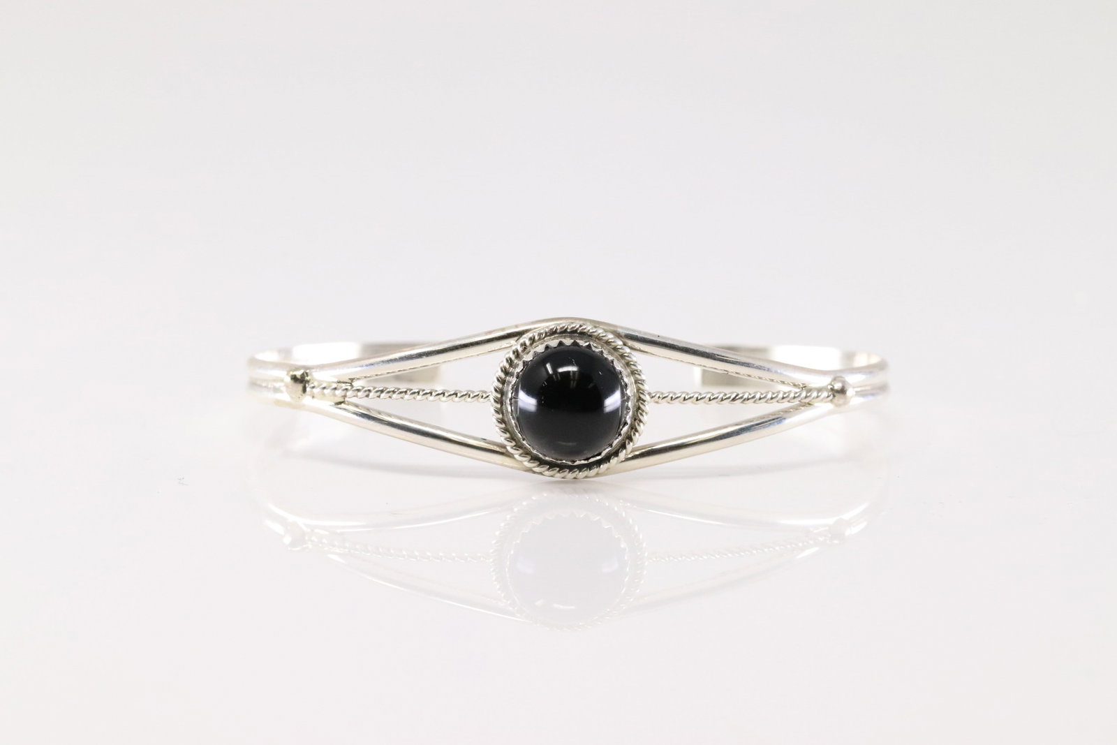 Native America Navajo Sterling Silver Black Onyx Bracelet Cuff.: This is a Native America Navajo Sterling Silver Black Onyx Bracelet Cuff.
