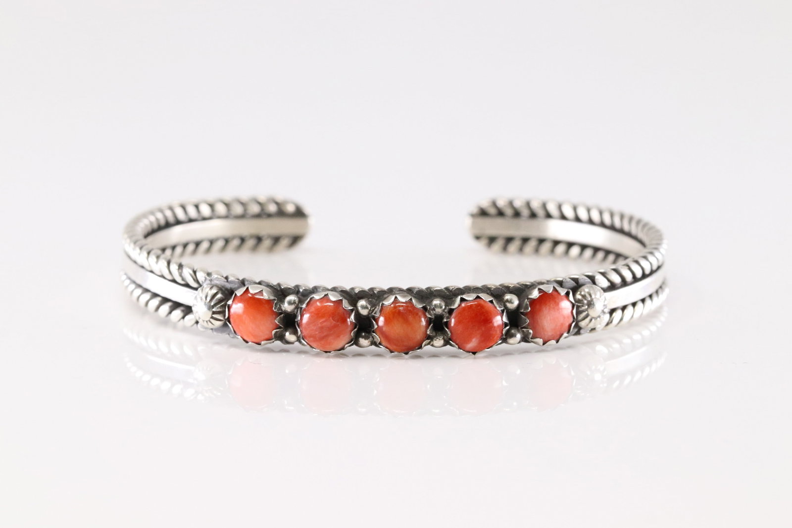 Native America Navajo Sterling Silver Spiny Oyster Bracelet Cuff By R.King.: This is a Native America Navajo Sterling Silver Spiny Oyster Bracelet Cuff By R.King.