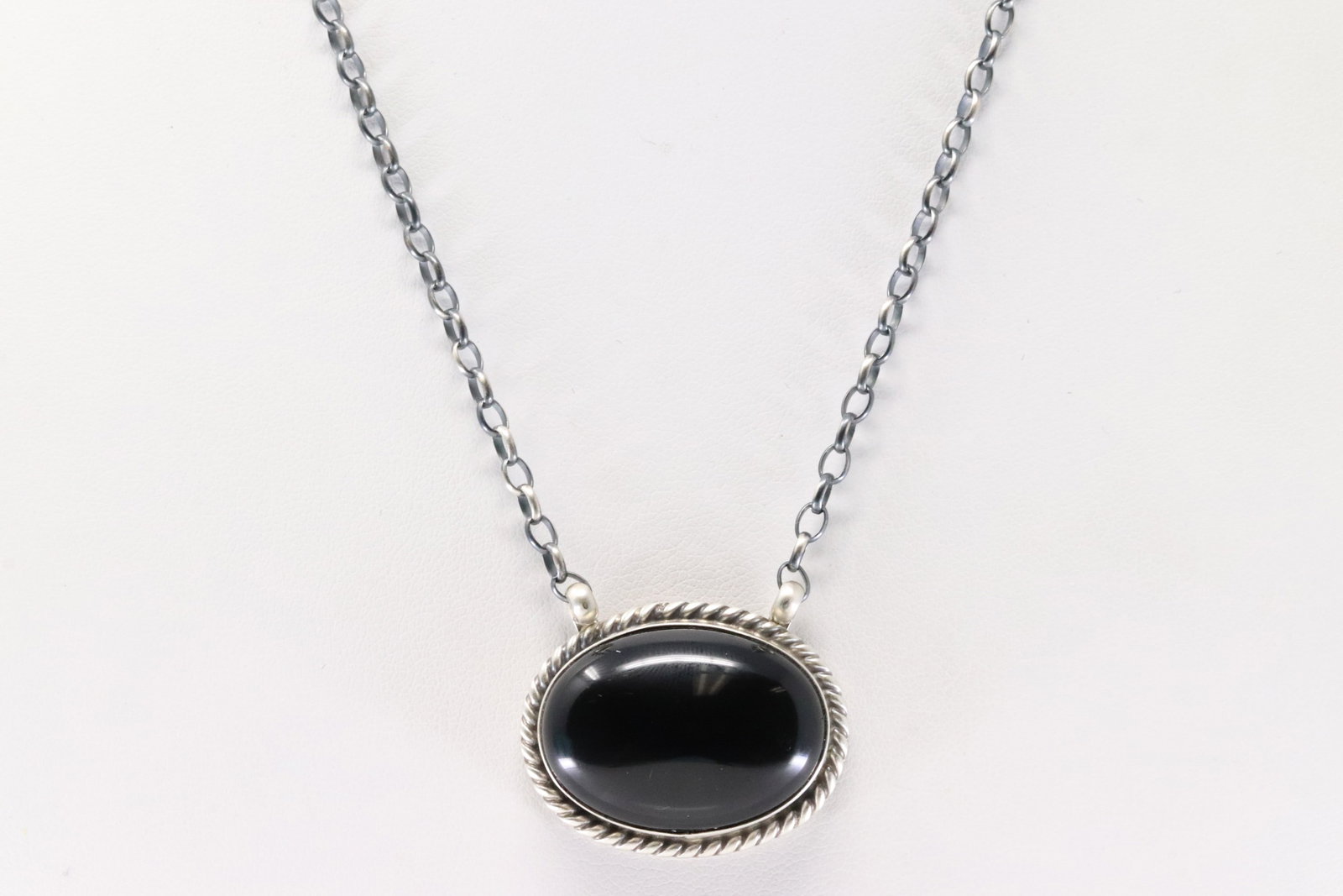 Native America Navajo Sterling Silver Black Onyx Necklace By Eugene Belone.: This is a Native America Navajo Sterling Silver Black Onyx Necklace By Eugene Belone. Necklace length: 16.00"