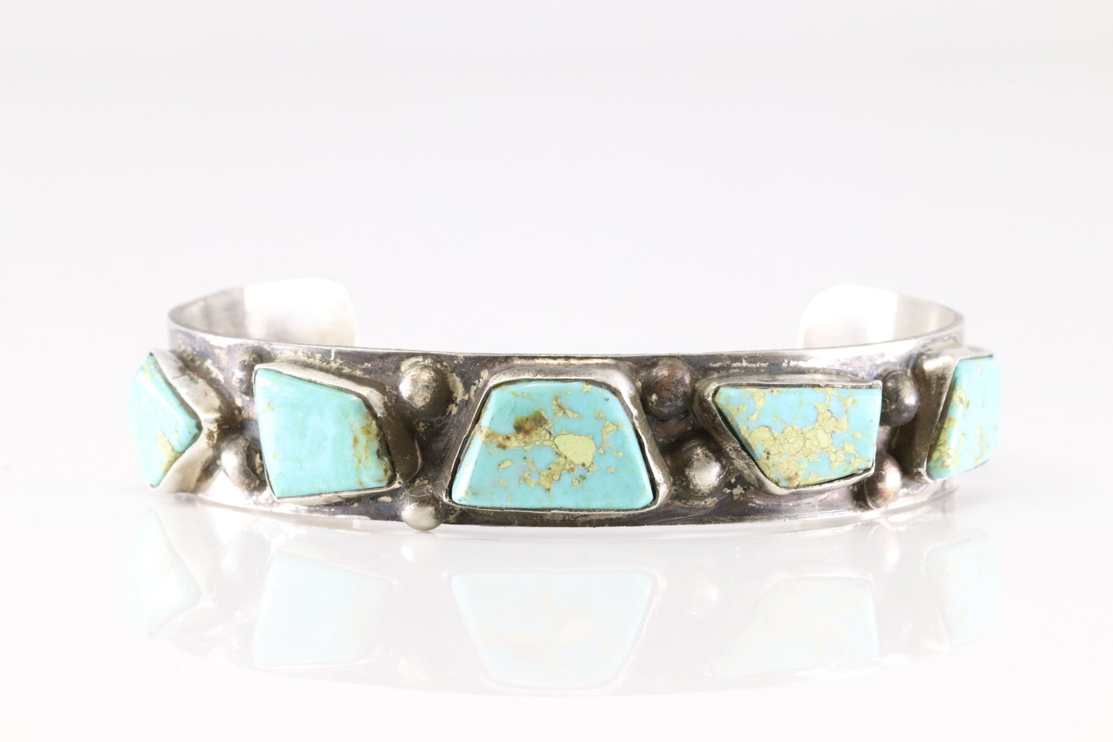 Native America Zuni Sterling Silver Kingman Turquoise Bracelet Cuff By Jude Candelaria.: This is a Native America Zuni Sterling Silver Kingman Turquoise Bracelet Cuff By Jude Candelaria.