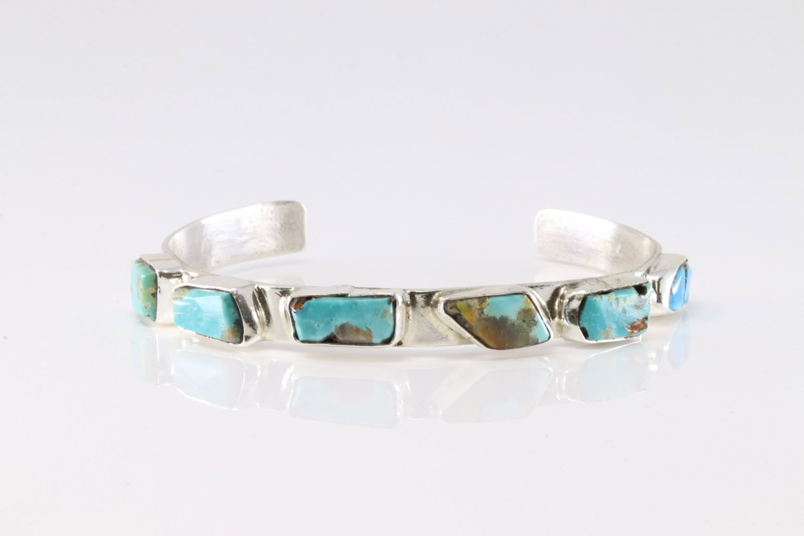 Native America Zuni Sterling Silver Kingman Turquoise Bracelet Cuff By Jude Candelaria.: This is a Native America Zuni Sterling Silver Kingman Turquoise Bracelet Cuff By Jude Candelaria.
