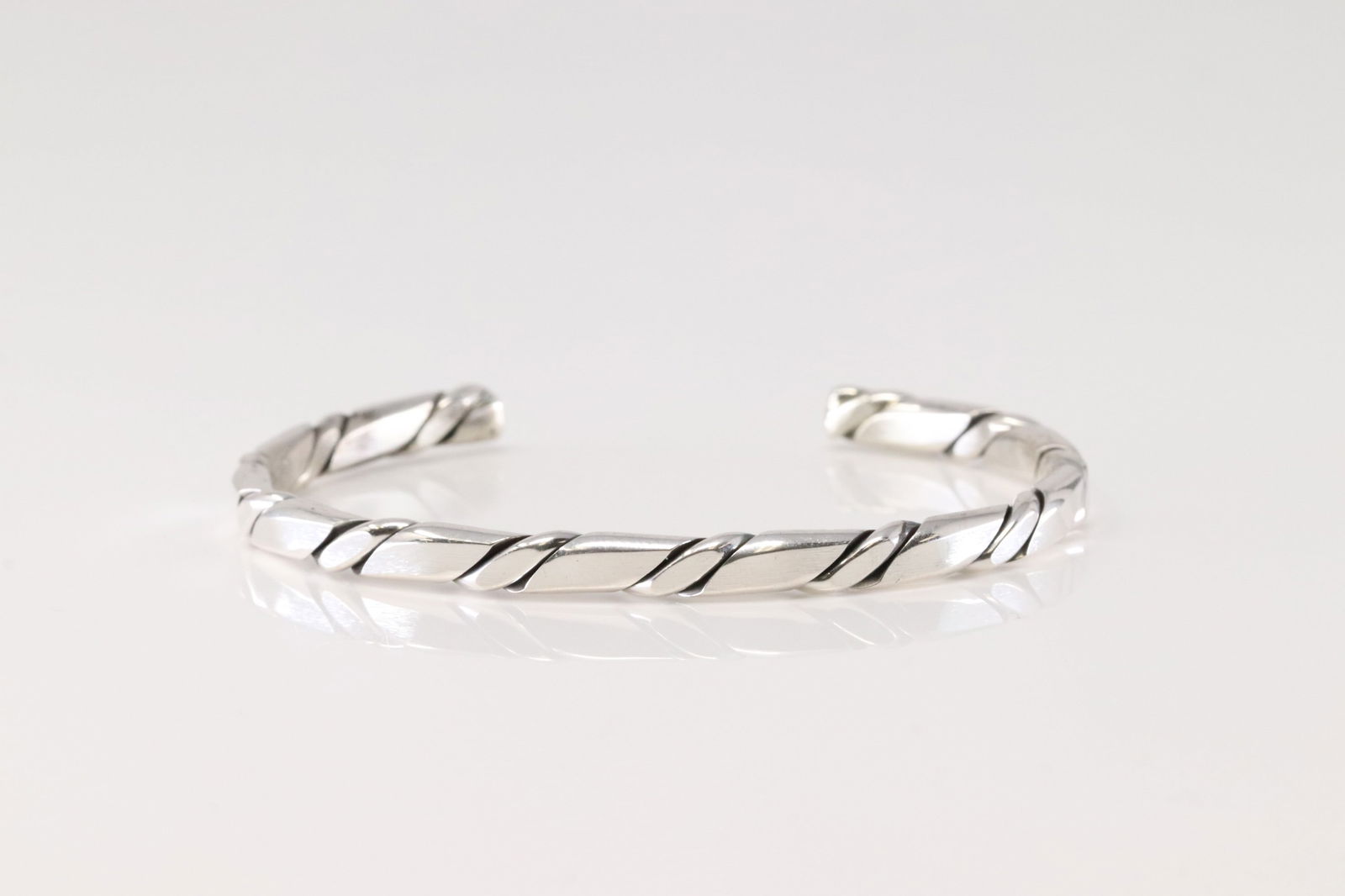 Native America Navajo Sterling Silver Solid Bracelet Cuff By Elaine Tahe. (1 of 4)