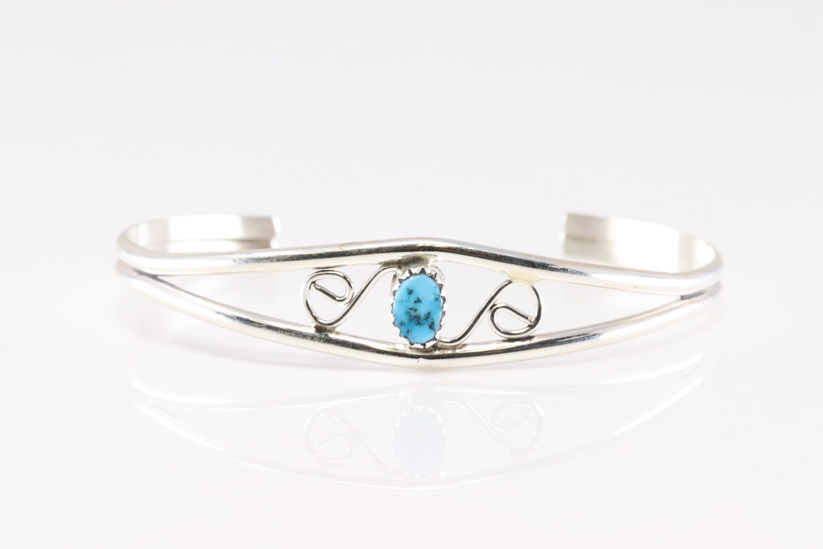 Native America Navajo Sterling Silver Turquoise Bracelet Cuff.: This is a Native America Navajo Sterling Silver Turquoise Bracelet Cuff.