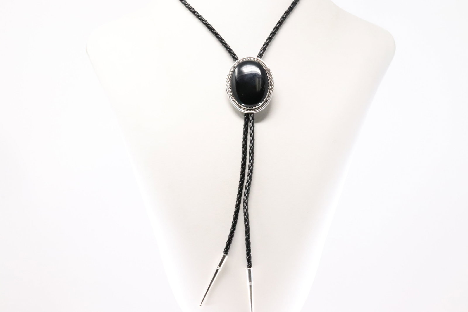 Native America Navajo Sterling Silver Black Onyx Bolo Necklace By Begaye.: This is a Native America Navajo Sterling Silver Black Onyx Bolo Necklace By Begaye. Necklace length: 34.00"