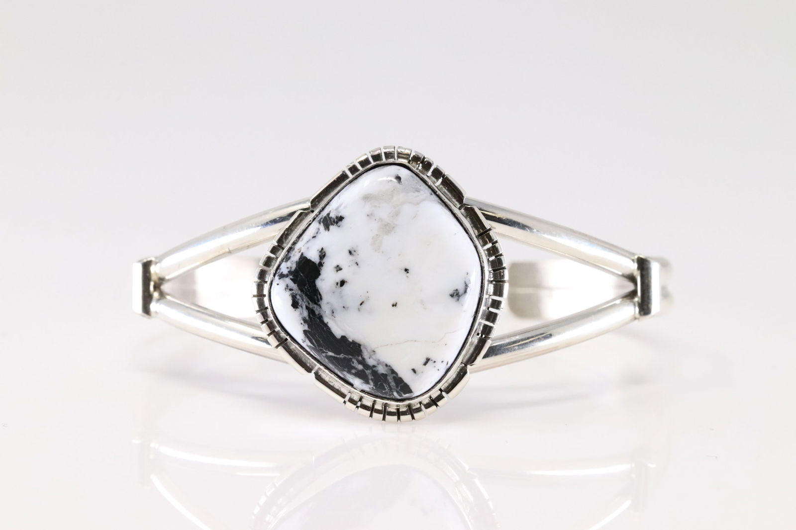 Native America Navajo Sterling Silver White Buffalo Barcelet Cuff By S.E.: This is a Native America Navajo Sterling Silver White Buffalo Barcelet Cuff By S.E.