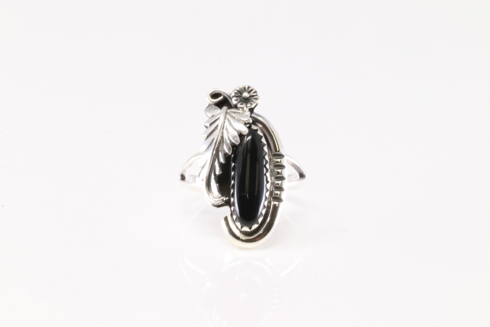 Native America Navajo Sterling Silver Black Onyx Ring By Arlene Lewis.: This is a Native America Navajo Sterling Silver Black Onyx Ring By Arlene Lewis. Ring size: 6.00.